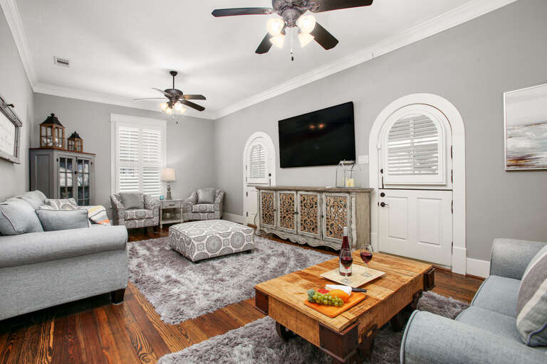 Comfortable and inviting living room with big screen TV and plenty of seating.