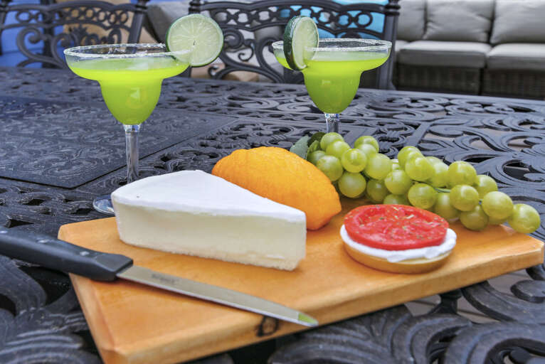 Enjoy evening beverages and appetizers on this great outdoor deck.  Bring your favorite beverages and mixers.  Blender provided.