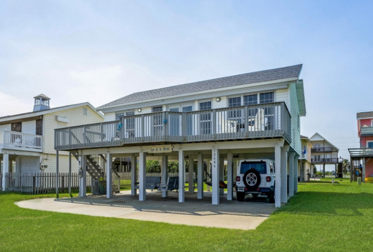 Front view of property.