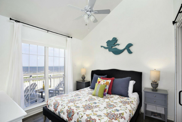 Master bedroom w/Queen bed and private bathroom.  Wake up to a lovely ocean view....
