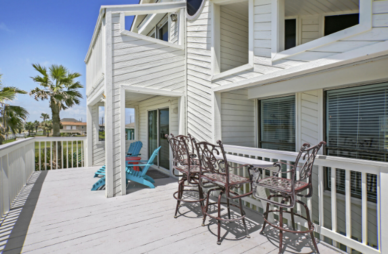 Nice big deck, with seating for enjoying the sound of the waves, Gulf breeze, and beautiful sunrises.