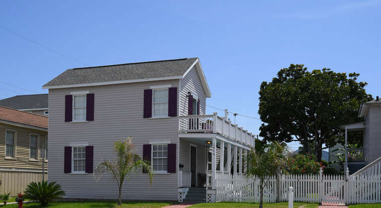 Front view of of this cute property!