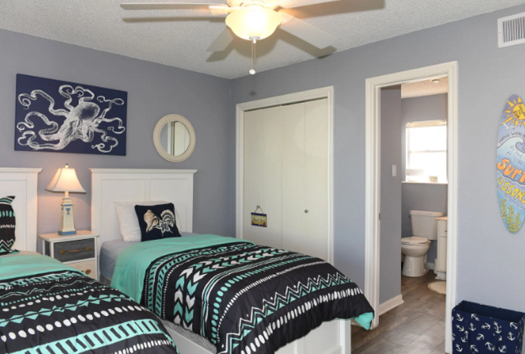 Bedroom #2
Two twin beds with private entry to restroom. Bedroom #2
Two twin beds with private entry to restroom.