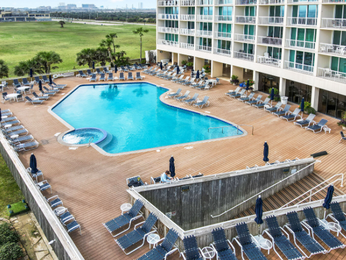 The Galvestonian has tons of amenities including a heated pool, hot tub, fire pits, grills and picnic tables. Enjoy!