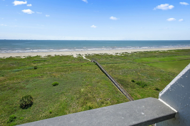Walkway that goes straight out to the beach!