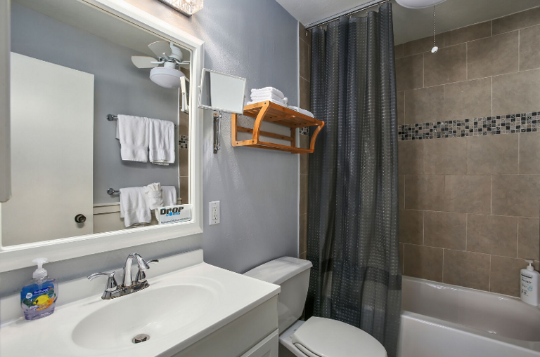 Tub/shower combination Tub/shower combination