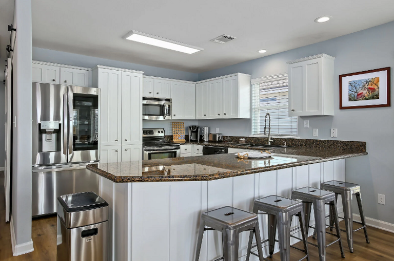 Convenient dine-in kitchen island space