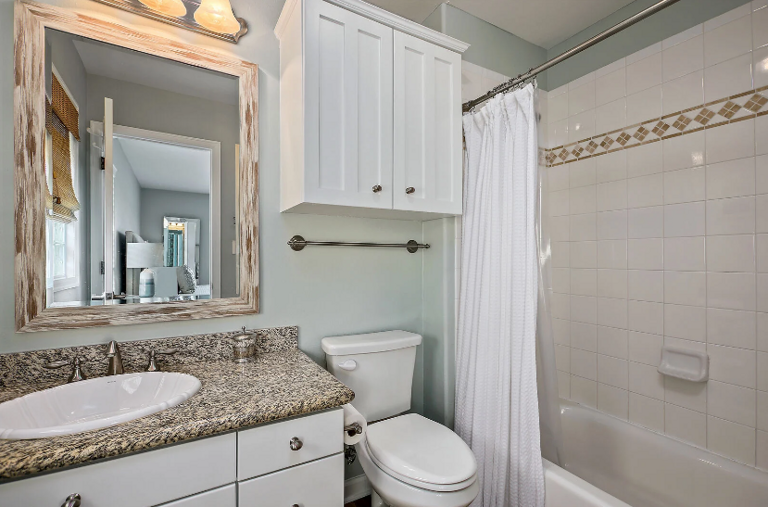 En suite master bath with tub/shower combo