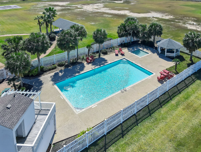Great pool area in the neighborhood!