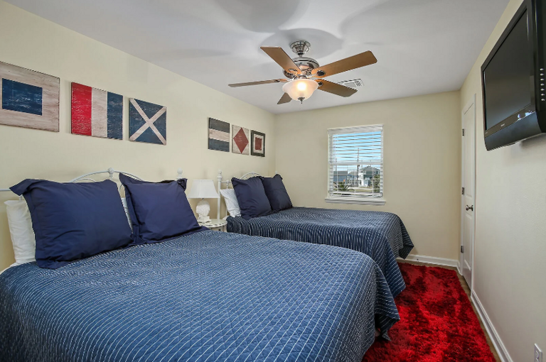 Two queen size beds with streaming TV and ceiling fan.
Lovely and comfortable.