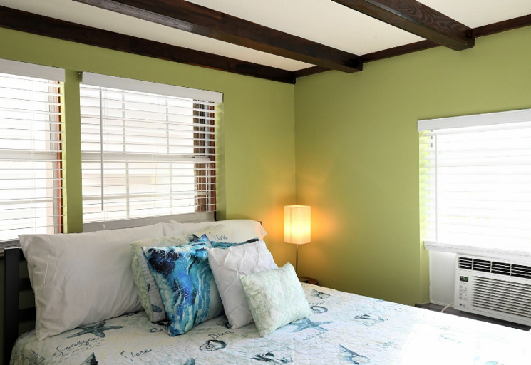 Downstairs Bedroom #2
Queen Bed