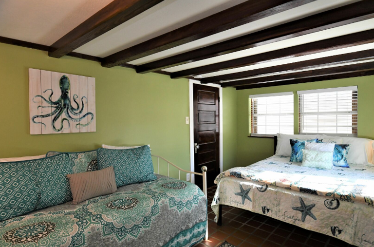 Downstairs Bedroom #2
Queen Bed & Full-size Daybed