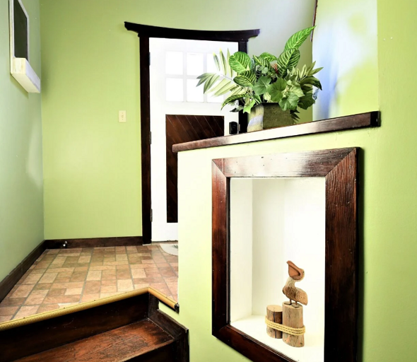 Front entry Corridor leading either upstairs or downstairs