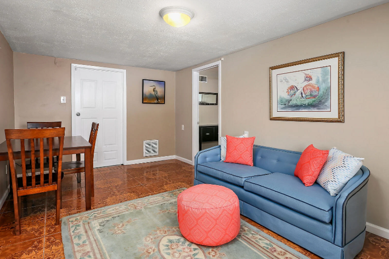 Extra sitting area with dining table Extra sitting area with dining table