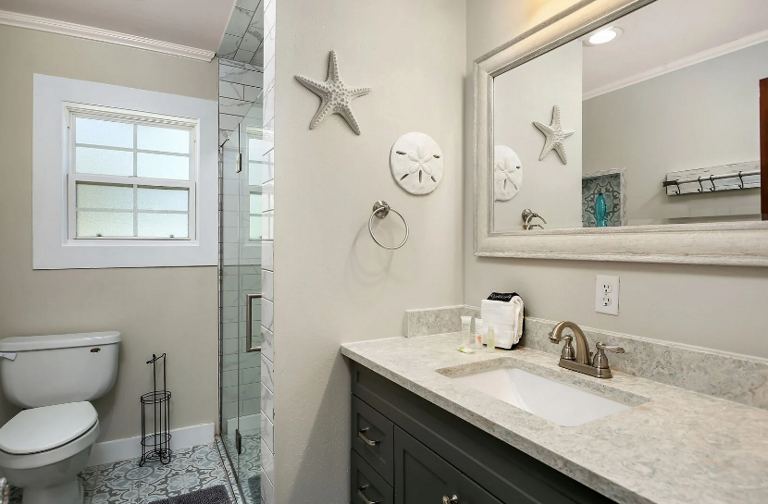 Large bath with plenty of space for toiletries Large bath with plenty of space for toiletries