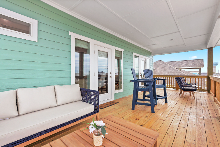 Lot's of great seating areas to relax and enjoy the ocean view.