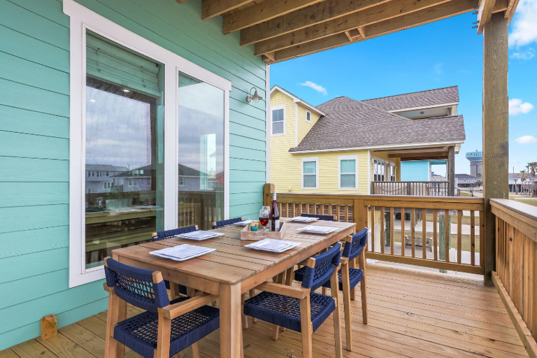 Outdoor dining at it's best, (with a lovely ocean view).