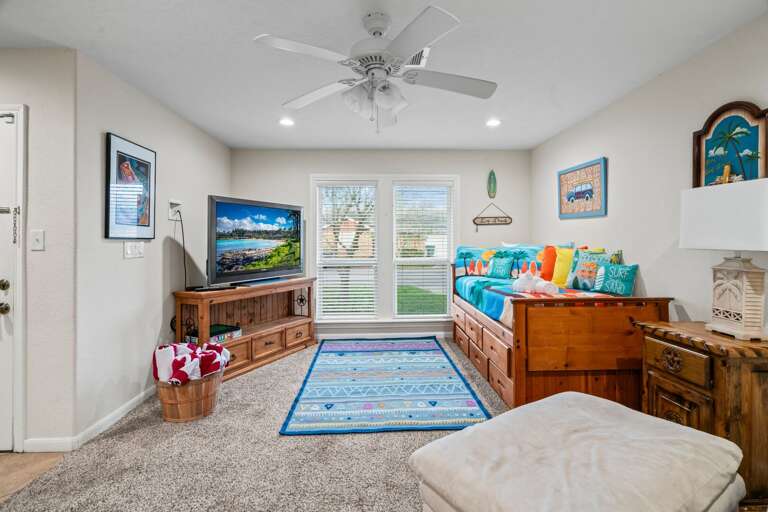 Natural lighting throughout