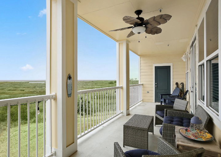 Great balcony for gathering!