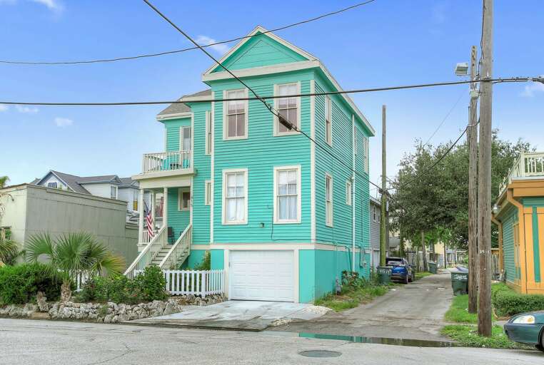 Front view of Salty Air Retreat near our historical district!