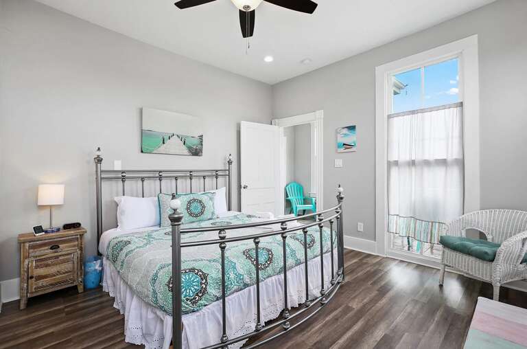 Upstairs Bedroom #3
Queen bedroom with beautiful natural lightning.