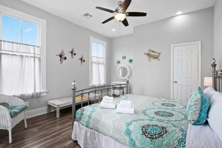 Upstairs Bedroom #3
Queen bedroom with beautiful natural lightning.