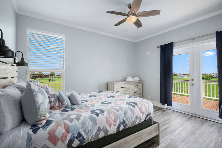 Bedroom #4
Queen bed with plenty of storage space.
Private entry to back patio. Bedroom #4
Queen bed with plenty of storage space.
Private entry to back patio.