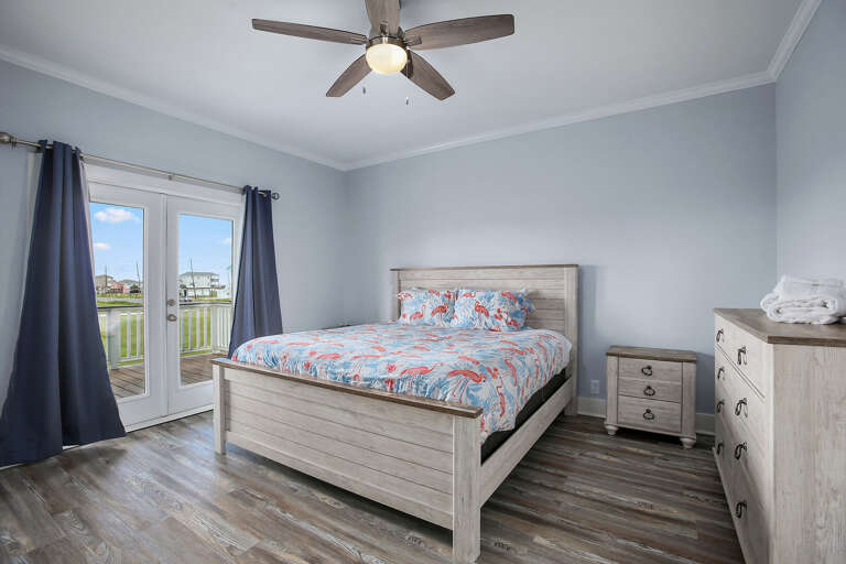 Master Bedroom #1
Queen bed with plenty of storage space.
Private entry to back deck area.
Private bathroom access. Master Bedroom #1
Queen bed with plenty of storage space.
Private entry to back deck area.
Private bathroom access.