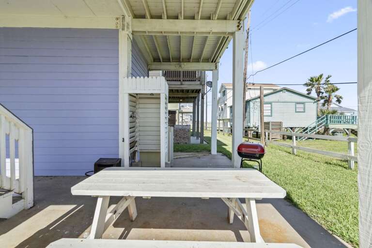 Bid farewell to beach sand before stepping inside with our handy outdoor shower. 🌊🚿🏠