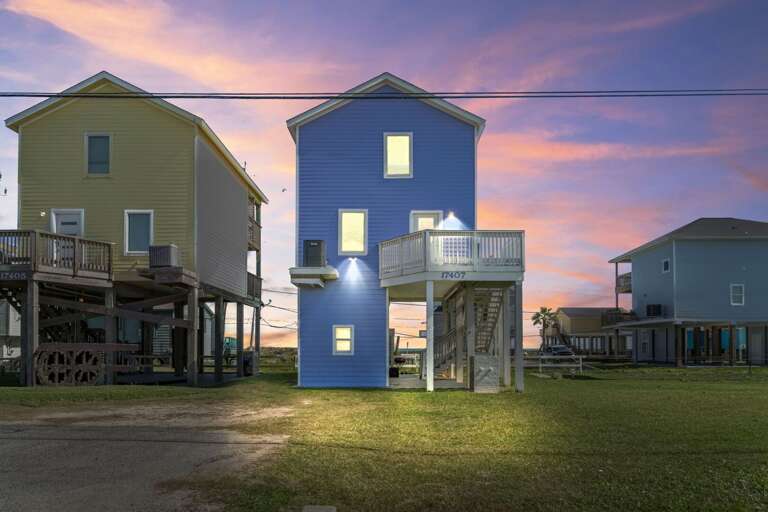 Your dream beachfront escape begins here, where sunsets meet the sea. 🌞🌊🏠