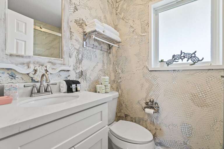 Enjoy the ease and privacy of a 2 bath setup, perfect for families and groups. 🚽🛁🏡