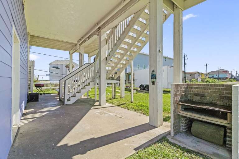 Grill your favorites and create savory memories in our outdoor cooking space. 🌭🌞🏡