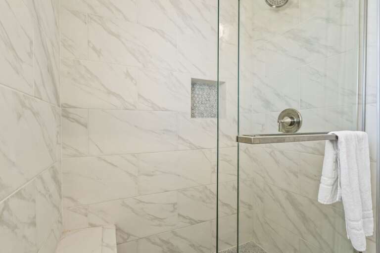 Our vacation rental offers the added comfort of two baths for your convenience. 🚿🏡