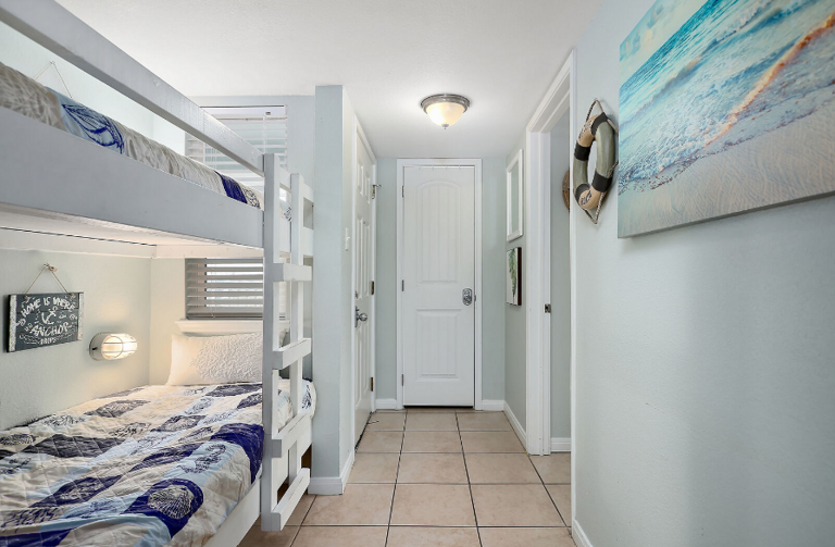 Hallway bunkbed for 2 guests.