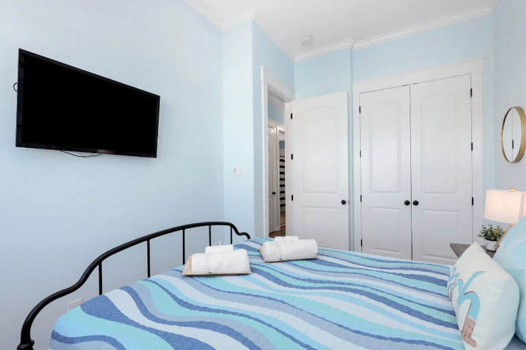3rd floor: Queen bedroom with a lovely coastal look and feel, and a streaming TV.  Bathroom is outside door in hallway 3rd floor: Queen bedroom with a lovely coastal look and feel, and a streaming TV.  Bathroom is outside door in hallway