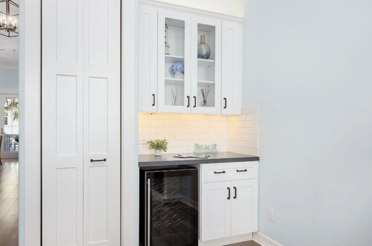 Bar area and wine cooler.   Enjoy! Bar area and wine cooler.   Enjoy!