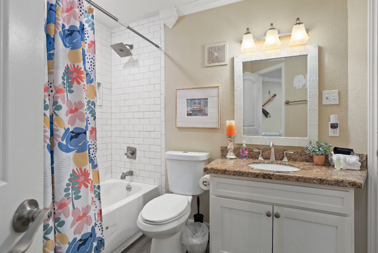 Tub/shower combo in bathroom