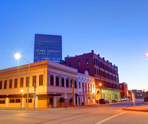 Step onto the Galveston Strand, a lively hub of activity where you can shop, dine, and enjoy the vibrant culture of this coastal gem!  ️ 
