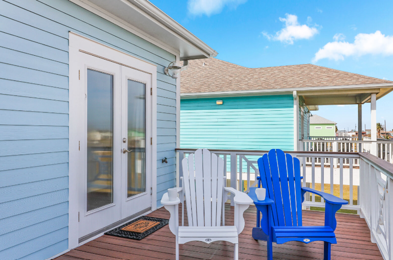 Queen bedroom that opens to ocean side deck