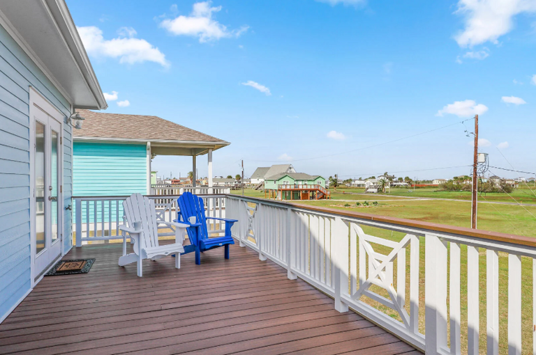 Queen bedroom that opens to ocean side deck