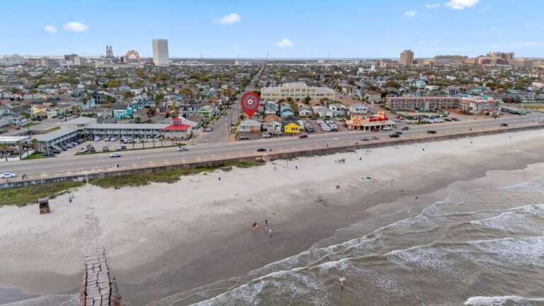 One of the few on the east end that is located across from the beach! So convenient to set up at the beach and easily go back to the house, as needed.