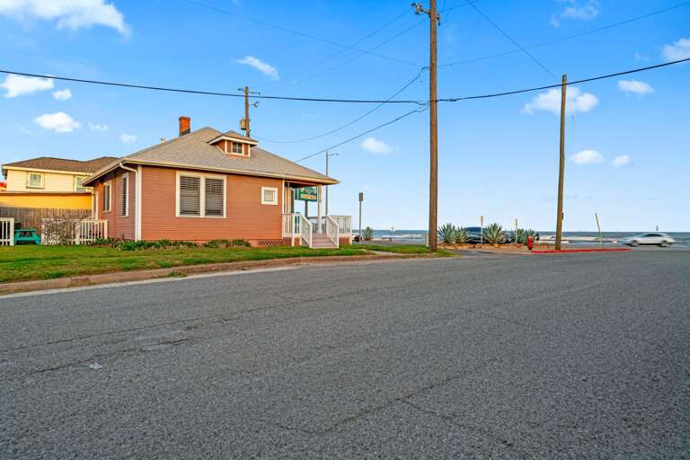 Sunrise Serenade is directly across the street from the Gulf and Galveston's Seawall which was created in 1902. On-site parking for one vehicle! Free parking on street.