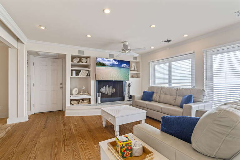 Relaxing coastal themed living room

Fireplace not for guest use