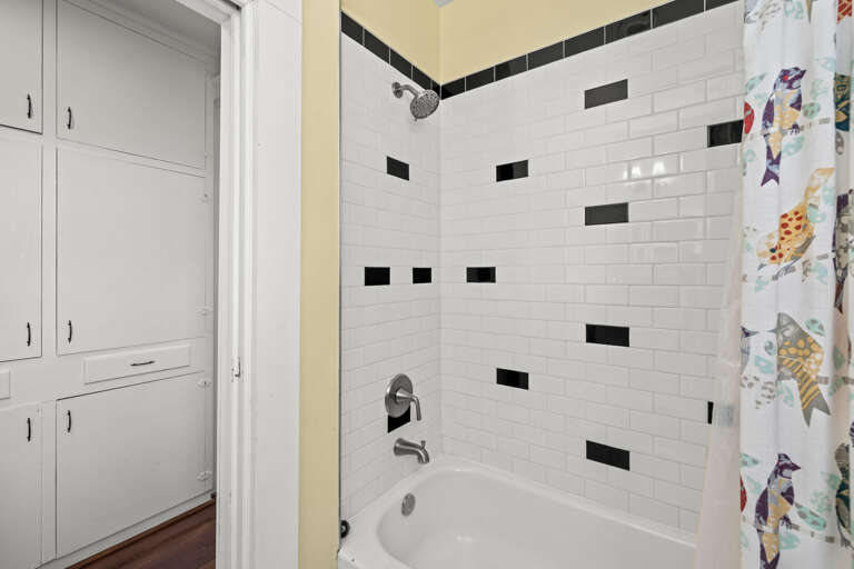...with shower/tub combo