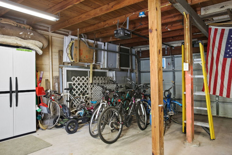 Check out the bikes!   Hop on for a fab island adventure.  You are only a short distance to the Seawall, and bikes are allowed. The Seawall runs 10 miles. Check out the bikes!   Hop on for a fab island adventure.  You are only a short distance to the Seawall, and bikes are allowed. The Seawall runs 10 miles.