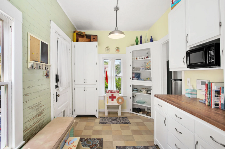 Room between backyard and kitchen Room between backyard and kitchen