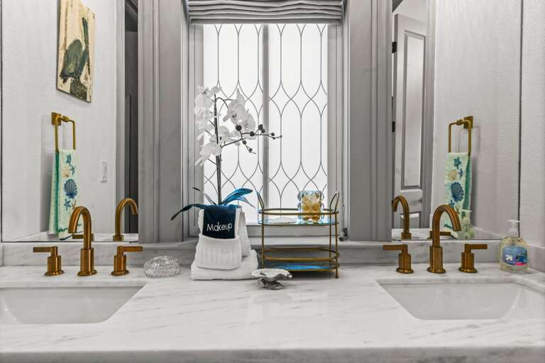 Double sinks and plenty of space, for your convenience.