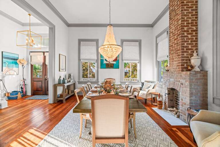 Lovely, spacious dining room Lovely, spacious dining room