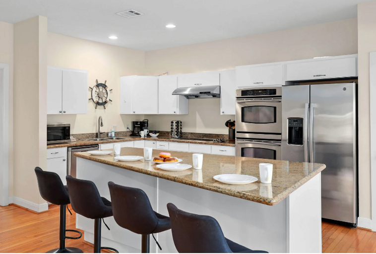 4 additional setas at the bar for extra seating.