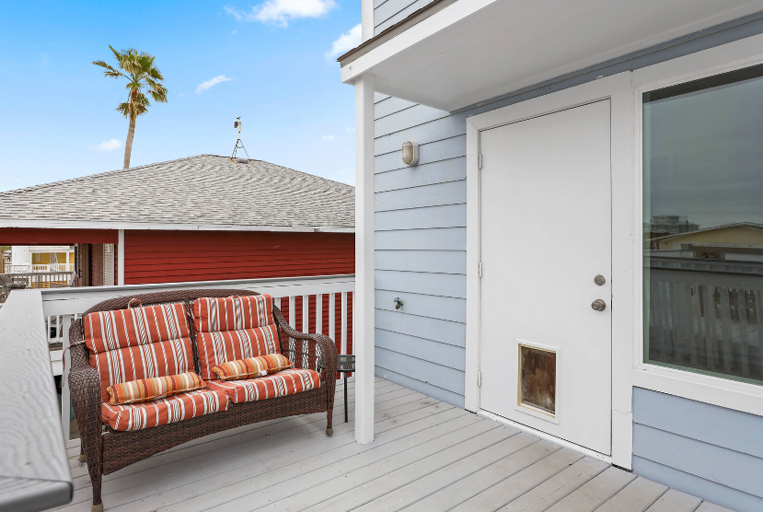 This nice nook is off kitchen and washroom area, (door in photo).